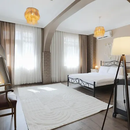 Triplex In The Heart Of Taksim For Big Groups And Familes איסטמבול