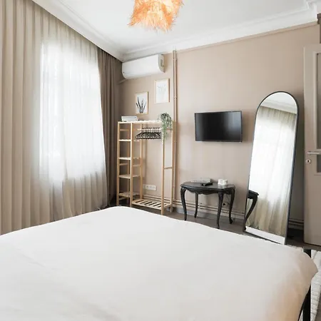 Triplex In The Heart Of Taksim For Big Groups And Familes איסטמבול