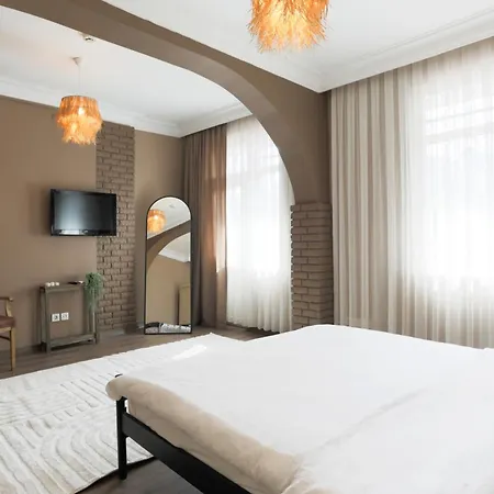 Triplex In The Heart Of Taksim For Big Groups And Familes דירה