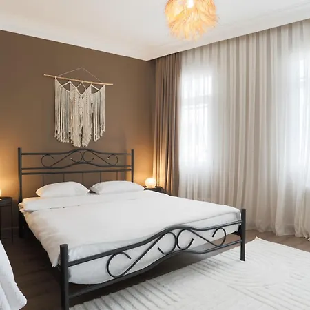 Triplex In The Heart Of Taksim For Big Groups And Familes איסטמבול